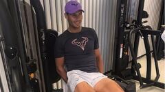 Rafa Nadal realiza ejercicios en el gimnasio.