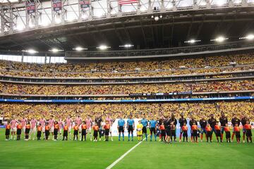 Las dos Selecciones entonan los himnos. Fotografía oficial del debut de Colombia en esta Copa América.