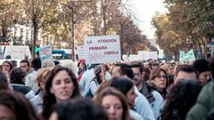 Una persona con un cartel que reza 'La atención primaria fibrila' durante una manifestación de médicos y pediatras desde la Consejería de Sanidad hasta la sede del Gobierno regional, a 30 de noviembre de 2022, en Madrid (España). El fin de la protesta es reclamar mejoras en este primer nivel asistencial, en una semana en la que las protestas han cobrado protagonismo ante el enquistamiento de las negociaciones. La Consejería de Sanidad y los cinco sindicatos con representación en la Mesa Sectorial (CC.OO., UGT, CSIT Unión Profesional, Satse y Amyts) vuelven a reunirse este miércoles para abordar estabilización de empleo y OPE de Médico de Familia de Atención Primaria. La manifestación coincide con el décimo día de huelga para casi 5.000 médicos y pediatras de Atención Primaria.
30 NOVIEMBRE 2022;MANIFESTACIÓN;MÉDICOS;PEDIATRAS;ATENCIÓN PRIMARIA;PROTESTA;MEJORAS;ASISTENCIA;ESTABILIZACIÓN;HUELGA
Gabriel Luengas / Europa Press
30/11/2022