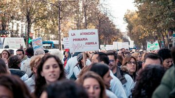 Una persona con un cartel que reza 'La atención primaria fibrila' durante una manifestación de médicos y pediatras desde la Consejería de Sanidad hasta la sede del Gobierno regional, a 30 de noviembre de 2022, en Madrid (España). El fin de la protesta es reclamar mejoras en este primer nivel asistencial, en una semana en la que las protestas han cobrado protagonismo ante el enquistamiento de las negociaciones. La Consejería de Sanidad y los cinco sindicatos con representación en la Mesa Sectorial (CC.OO., UGT, CSIT Unión Profesional, Satse y Amyts) vuelven a reunirse este miércoles para abordar estabilización de empleo y OPE de Médico de Familia de Atención Primaria. La manifestación coincide con el décimo día de huelga para casi 5.000 médicos y pediatras de Atención Primaria.
30 NOVIEMBRE 2022;MANIFESTACIÓN;MÉDICOS;PEDIATRAS;ATENCIÓN PRIMARIA;PROTESTA;MEJORAS;ASISTENCIA;ESTABILIZACIÓN;HUELGA
Gabriel Luengas / Europa Press
30/11/2022