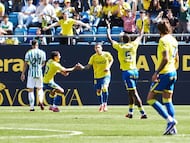 Sergio Arribas celebra junto a Brian Ocampo su primer gol con la camiseta del Cádiz. Foto: LaLiga.