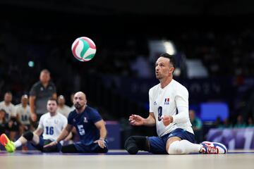 Se enfrentan dos equipos de seis jugadores en una cancha cubierta de 10 x 6 metros, dividida por una red de 1,15 centmetros de altura para los hombres y 1,05 para las mujeres. 