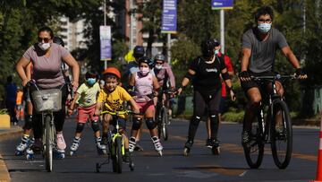 Santiago 20 febrero 2021.
Vuelve la Ciclorecreovía en Ñuñoa durante pandemia de covid-19 en fase 3, la vía recreativa se habilitará en un circuito de cuatro kilómetros que irá por la calzada sur de Irarrázaval
Mario Moreno/Aton Chile