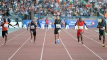 Christophe Lemaitre, en el centro, bati&oacute; a Justin Gatlin (a su izquierda) en Rabat. 