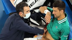 Novak Djokovic es atendido de unas molestias en el abdomen durante su partido de tercera ronda del Open de Australia ante Taylor Fritz.