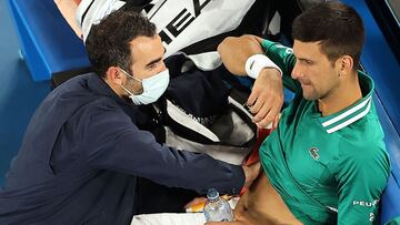 Novak Djokovic es atendido de unas molestias en el abdomen durante su partido de tercera ronda del Open de Australia ante Taylor Fritz.