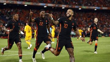 ROTTERDAM - (LR) Steven Bergwijn of Holland, Denzel Dumfries of Holland, Memphis Depay of Holland celebrate 3-2 during the UEFA Nations League match between the Netherlands and Wales at Feyenoord stadium on June 14, 2022 in Rotterdam, Netherlands. ANP MAURICE VAN STEEN (Photo by ANP via Getty Images)