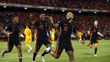 ROTTERDAM - (LR) Steven Bergwijn of Holland, Denzel Dumfries of Holland, Memphis Depay of Holland celebrate 3-2 during the UEFA Nations League match between the Netherlands and Wales at Feyenoord stadium on June 14, 2022 in Rotterdam, Netherlands. ANP MAURICE VAN STEEN (Photo by ANP via Getty Images)