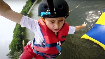 Un niño pone cara de miedo ante la goPro que lleva en el casco tras ser lanzado por el colchón hinchable gigante de The Blog.