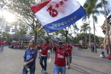 Hinchas del Medellín prendieron la fiesta del fútbol colombiano en los alrededores del Atanasio Girardot.