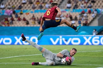 Marcos Llorente y Robin Olsen.