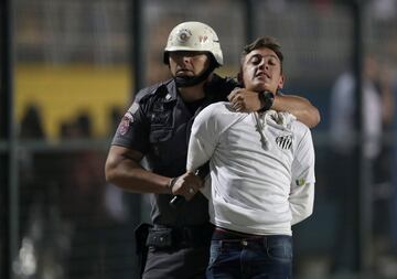 El partido entre Santos e Independiente fue suspendido a pocos minutos de final por incidentes en las tribunas del Pacaembú cuando el juego iba 0-0. Este resultado le da la clasificación a Independiente a los cuartos de final de la Copa Libertadores luego de la decisión de la Conmebol de otorgarle el triunfo 3-0 en la ida por la mala inclusión del uruguayo Carlos Sánchez.