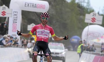 Nacido en Barcelona y criado en Jávea (Alicante), Ayuso comenzó 2021 en categoría Sub-23 en las filas del Colpack pero con sólo 19 a?os la ha terminado ya en las filas de la plantilla profesional World Tour del UAE de Tadej Pogacar. En la primera parte de la temporada se anotó seis triunfos de prestigio en el circuito Sub-23: el Trofeo Piva, el Giro del Belvedere y el Baby Giro (primer espa?ol), más tres etapas. También fue bronce en el Europeo Sub-23.