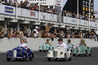 Un grupo de niños vestidos de época participa en una carrera de coches de pedales correspondiente a la Copa Settrington. Tan singular competición se enmarca dentro del denominado Goodwood Revival, un festival de carreras de vehículos históricos, de tres días de duración, que tiene lugar en Goodwood, al sur de Gran Bretaña.