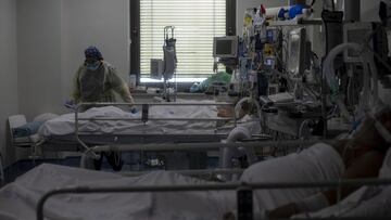 Una trabajadora de la limpieza durante su jornada laboral en la Unidad de Cuidados Intensivos (UCI) dedicada a enfermos de coronavirus