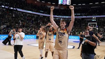 Los jugadores del UCAM festejan su segundo asalto al Carpena.