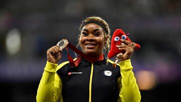 Bronze medallist Ecuador's Poleth Isamar Mendes Sanchez poses on the podium during the medal ceremony for the Women's Shot Put F20 Final athletics event at the Paris 2024 Paralympic Games in the Stade de France, Saint-Denis, north of Paris on September 1, 2024. (Photo by JULIEN DE ROSA / AFP)
