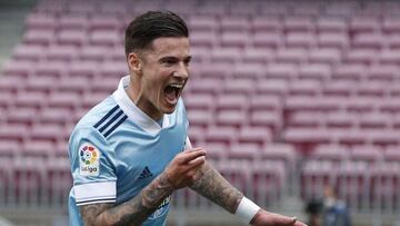 Santi Mina, jugador del Celta, celebra su primer gol contra el Barcelona en el Camp Nou. 