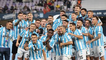 Al Ain (United Arab Emirates), 20/01/2023.- Players of Racing Club celebrate after winning the Supercopa Argentina final soccer match between Boca Juniors and Racing Club in Al Ain, United Arab Emirates, 20 January 2023. (Emiratos Árabes Unidos) EFE/EPA/ALI HAIDER
