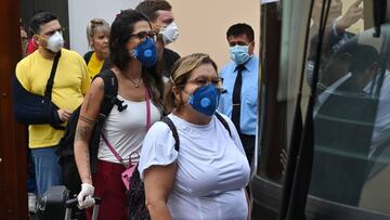 Brazilian citizens board a bus taking them to the Jorge Chavez international airport in Callao, outside the Brazilian consulate in Lima, on March 20, 2020, due to coronavirus lockdown. - Some 400 Brazilian citizens are being repatriated after remaining stranded due to the closure of borders and the mandatory quarantine decreed by the Peruvian government as a preventive measure against the coronavirus pandemic. 263 people have tested positive and four have died in Peru so far from the new coronavirus, COVID-19. (Photo by Cris BOURONCLE / AFP)