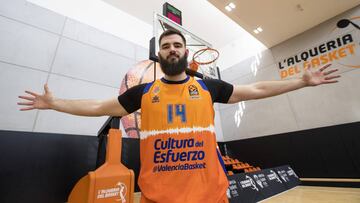 Bojan Dubljevic posa para AS en L&rsquo;Alqueria del Basket, un centro de entrenamiento &uacute;nico en Europa que utiliza la cantera del Valencia Basket.