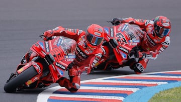 Marc Márquez rueda por delante de Bagnaia con la Ducati durante el GP de Las Américas de MotoGP.