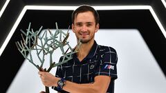 Daniil Medvedev, con el trofeo de campe&oacute;n en Par&iacute;s-Bercy.