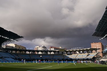 El estadio de Balaídos se encuentra en obras para remodelar el fondo llamado ‘Marcador’. Unas obras que inauguraron el alcalde de la ciudad, Abel Caballero, y la presidenta de la Diputación de Pontevedra, Carmela Silva, el pasado 25 de marzo y que se espera que estén terminadas en el verano de 2022. Las obras del otro fondo, ‘Gol’, comenzarán después. 