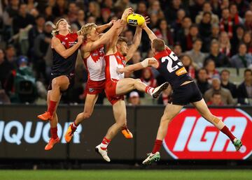 Jugadores del Melbourne Demons y del Sydney Swans durante el partido de AFL que les enfrentaba en el Melbourne Cricket Ground (Australia) el pasado 30 de junio.