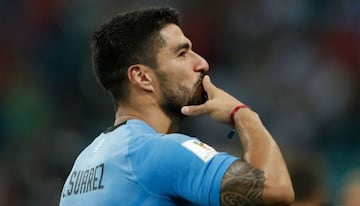 'El Pistolero' es el mayor referente de la 'celeste' , a pesar de que cuentan también con Edinson Cavani. El goleador actualmente juega en Barcelona.