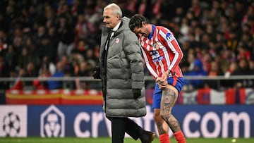 Atletico Madrid's Argentine midfielder #05 Rodrigo De Paul bandages his thigh as he leaves the pitch after resulting injured during the UEFA Champions League Round of 16 second leg football match between Club Atletico de Madrid and Real Madrid CF at the Metropolitano stadium in Madrid on March 12, 2025. (Photo by JAVIER SORIANO / AFP)
