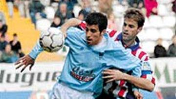 <B>CENTENARIO</B>. El defensor gijonés Isma, que pugna con un rival del Poli Ejido, cumplirá 100 partidos con el Sporting en Éibar.