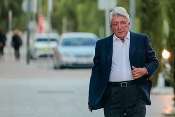 El empresario y presidente del Atlético de Madrid Enrique Cerezo a su llegada a la capilla ardiente.