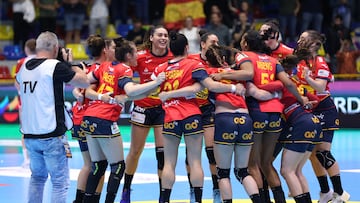 MÁLAGA,12/04/2023.- Las jugadoras de la selección española de balonmano femenino celebran su victoria tras el partido que disputaron en Antequera (Málaga) las selecciones de España y Austria para obtener la clasificación para el Mundial de Dinamarca, Noruega y Suecia 2023. EFE/Daniel Pérez
