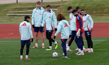 Cucurella trata de controlar un balón ante la atenta mirada de sus compañeros.