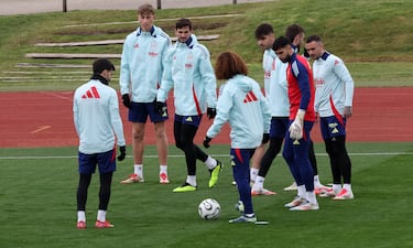 Cucurella trata de controlar un balón ante la atenta mirada de sus compañeros.