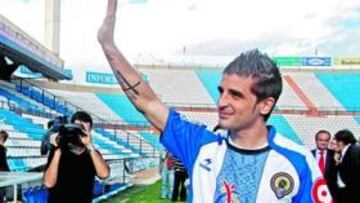 <b>EXPECTACIÓN. </b>Javier Portillo, ayer, saluda a la afición que se dio cita, sobre el césped del Rico Pérez.