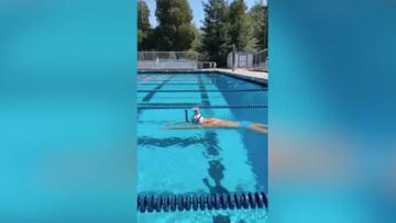 Ledecky se pas車 el juego: fue capaz de nadar con un vaso de chocolate en la cabeza