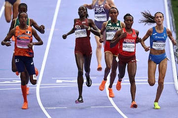 Sifan Hassan, a la izquierda, en la semifinal del 5.000 en los Juegos de París 2024.