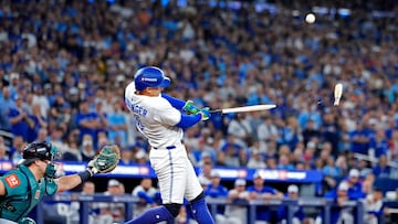TORONTO, ONTARIO - OCTOBER 19: George Springer #4 of the Toronto Blue Jays breaks his bat on a pop out during the first inning against the Seattle Mariners in game six of the American League Championship Series at Rogers Centre on October 19, 2025 in Toronto, Ontario. Mark Blinch/Getty Images/AFP (Photo by MARK BLINCH / GETTY IMAGES NORTH AMERICA / Getty Images via AFP)