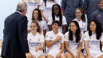Jugadoras del Real Madrid Femenino antes de la foto oficial con Florentino Pérez.