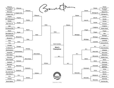 Obama contina con la labor presidencial y hace el 'bracket'