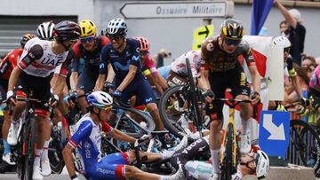(France), 07/07/2022.- Luxembourg rider Kevin Geniets (bottom L) of Groupama Fdj and Russian rider Aleksandr Vlasov of Bora Hansgrohe (bottomR) crash during the 6th stage of the Tour de France 2022 over 219.9km from Binche to Longwy, France, 07 July 2022. (Ciclismo, Francia, Luxemburgo, Rusia, Luxemburgo) EFE/EPA/YOAN VALAT