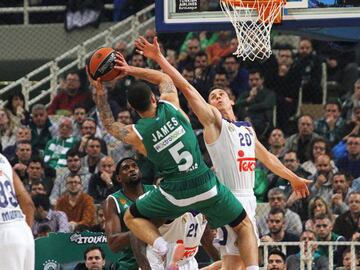 ATEN001. ATENAS (GRECIA), 16/03/2017.- El jugador Mike James (c), de Panathinaikos Athens, en acci&oacute;n ante Jaycee Carroll (d), del Real Madrid, hoy, jueves 16 de marzo de 2017, durante un partido de la Liga de Baloncesto de Europa disputado en el Centro Deportivo Ol&iacute;mpico de Atenas (Grecia). EFE/SPYROS CHORCHOUBAS