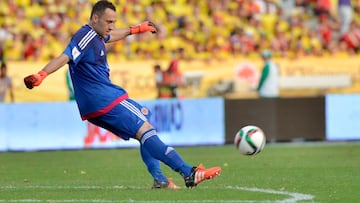 BARRANQUILLA, COLOMBIA - OCTOBER 08: David Ospina goalkeeper of Colombia takes a shot during a match between Colombia and Peru as part of FIFA 2018 World Cup Qualifier at Metropolitano Roberto Melendez Stadium on October 08, 2015 in Barranquilla, Colombia. (Photo by Gabriel Aponte/LatinContent via Getty Images)