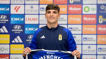 OVIEDO, 13/02/2024.- El centrocampista uruguayo Santiago Homenchenko posa durante su presentación como nuevo jugador del Real Oviedo, este martes en la sala de prensa del Carlos Tartiere. EFE/Eloy Alonso
