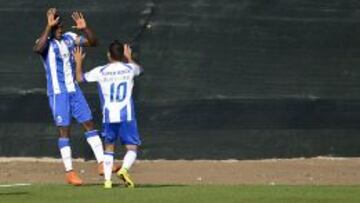 Jackson celebra el gol con Quintero.