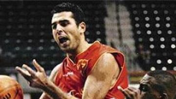 <B>JUGARON TODOS.</B> Javier Imbroda utilizó a sus doce jugadores. A la izquierda, José A. Paraíso; arriba, Felipe Reyes en acción.