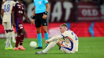 Cole Palmer, jugador del Chelsea, se sienta en el césped tras el partido ante el Servette.