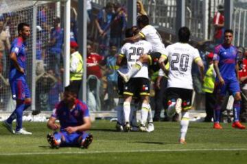 El jugador de Colo Colo Martin Rodriguez,  derecha, celebra su gol contra Universidad de Chile durante el partido de primera division disputado en el estadio Monumental de Santiago, Chile.